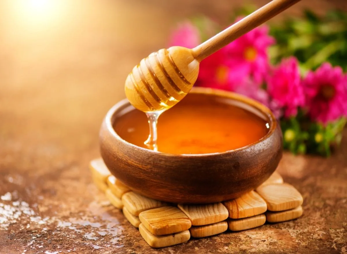 What are the characteristics and benefits of honey?